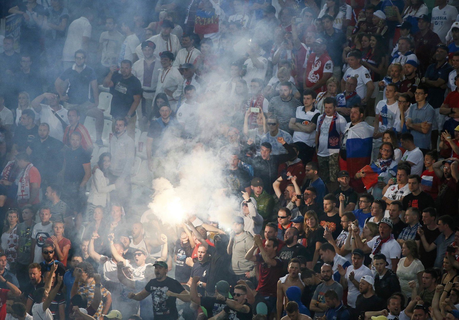 مشجعو روس يطلقون شهبا أثناء المباراة
