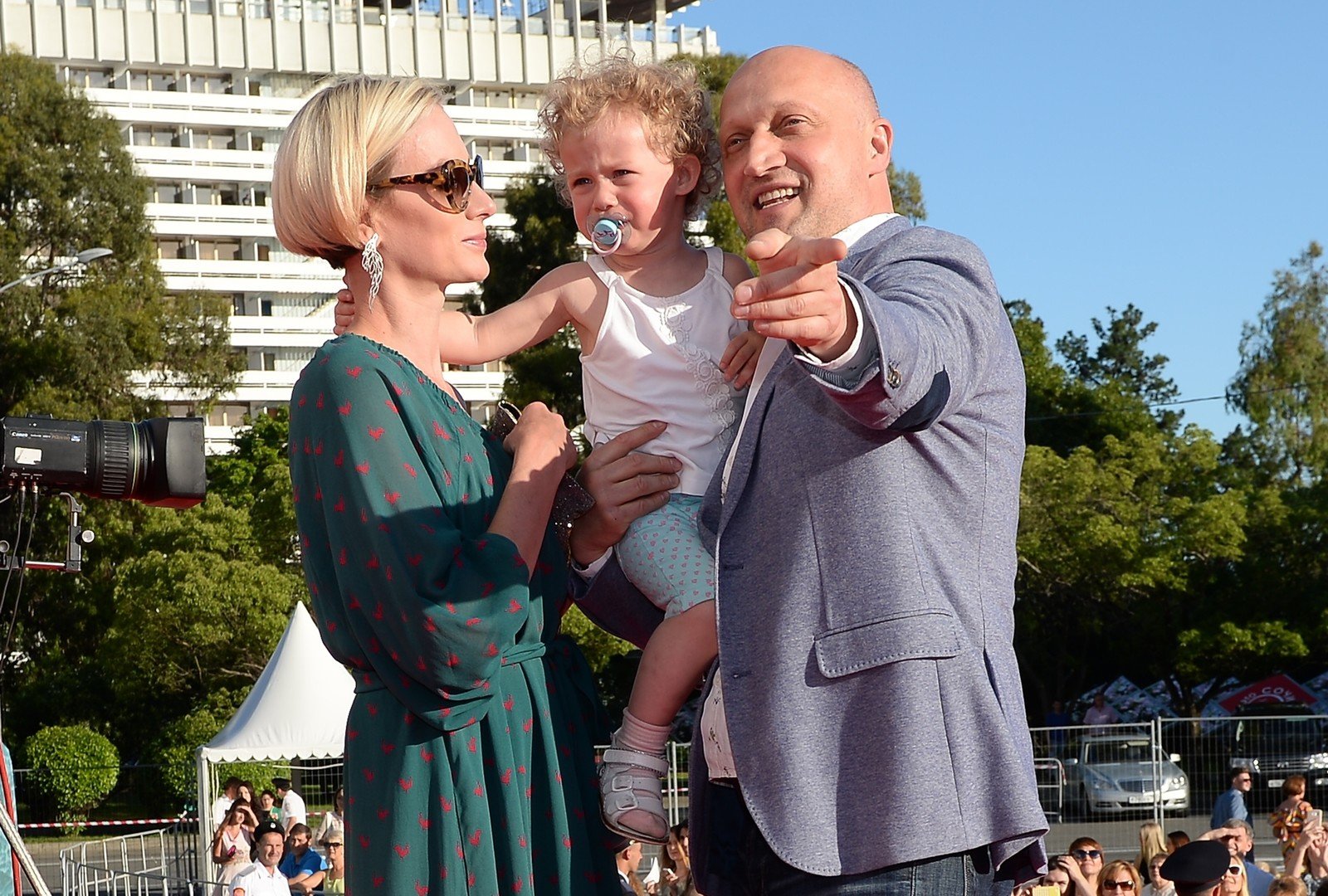 الممثل الروسي غوشا ديميتري مع زوجته ايرينا سكرينيتشينكو وابنتهما يفغينيا