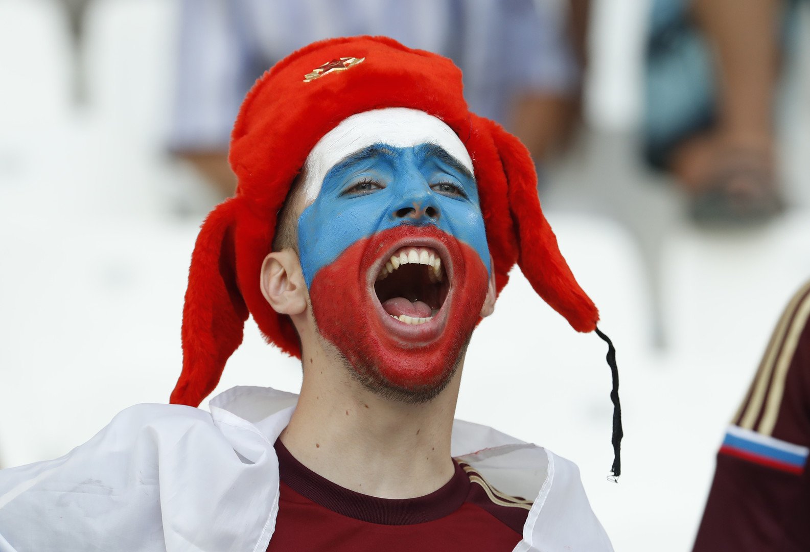  أحد المشجعين الروس قبل بداية المباراة بين روسيا وإنجلترا، 11 يونيو/حزيران 2016