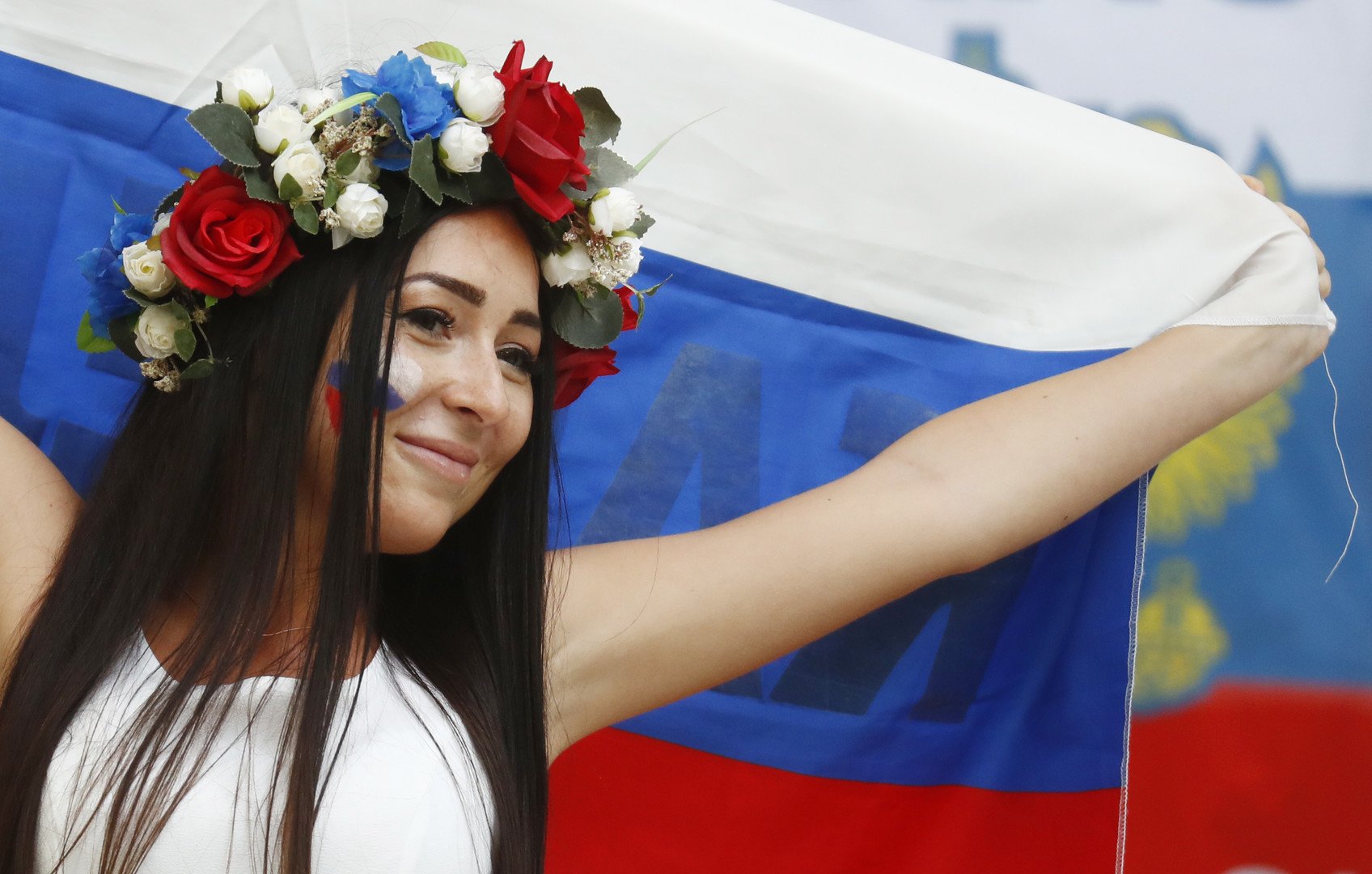  مشجعة روسية قبل بداية المباراة بين روسيا وإنجلترا، 11 يونيو/حزيران 2016