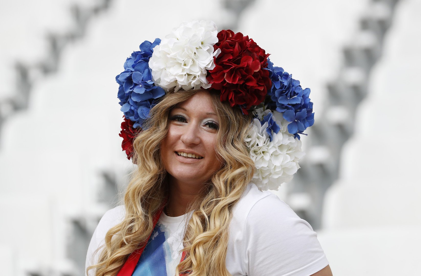  مشجعة روسية قبل بداية المباراة بين روسيا وإنجلترا، 11 يونيو/حزيران 2016