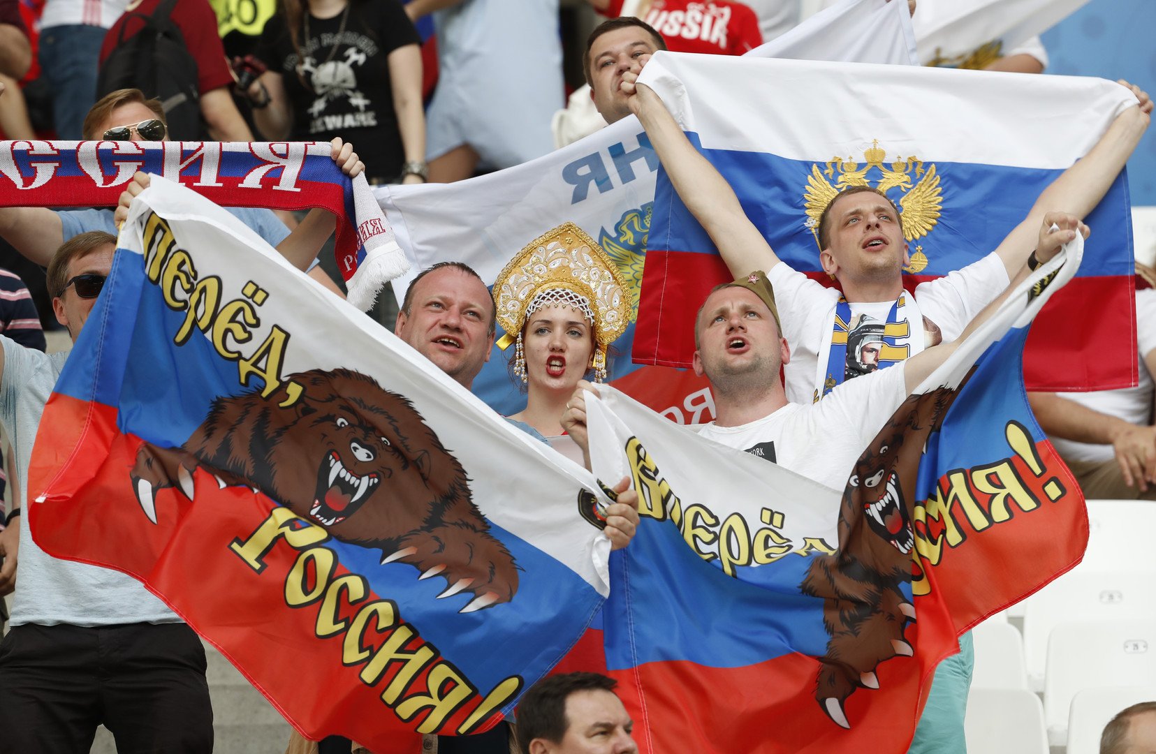  مجموعة من المشجعين قبل بداية المباراة بين روسيا وإنجلترا، 11 يونيو/حزيران 2016