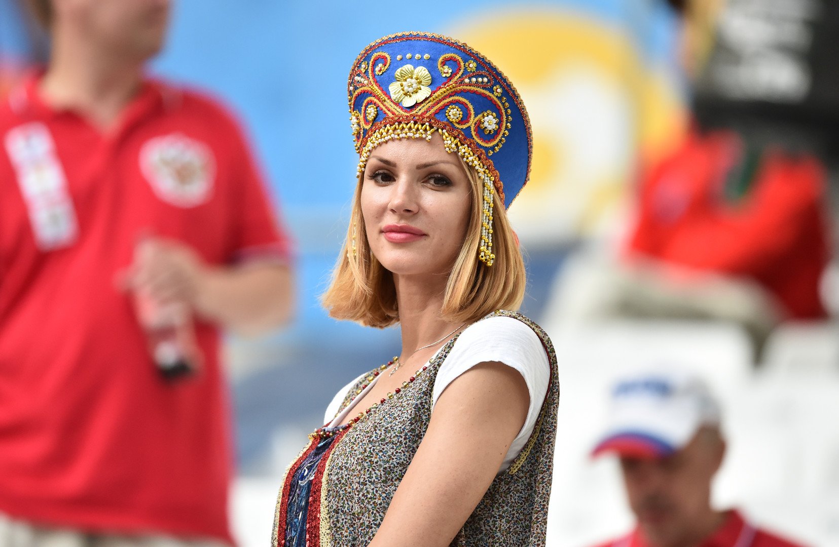  مشجعة روسية قبل بداية المباراة بين روسيا وإنجلترا، 11 يونيو/حزيران 2016