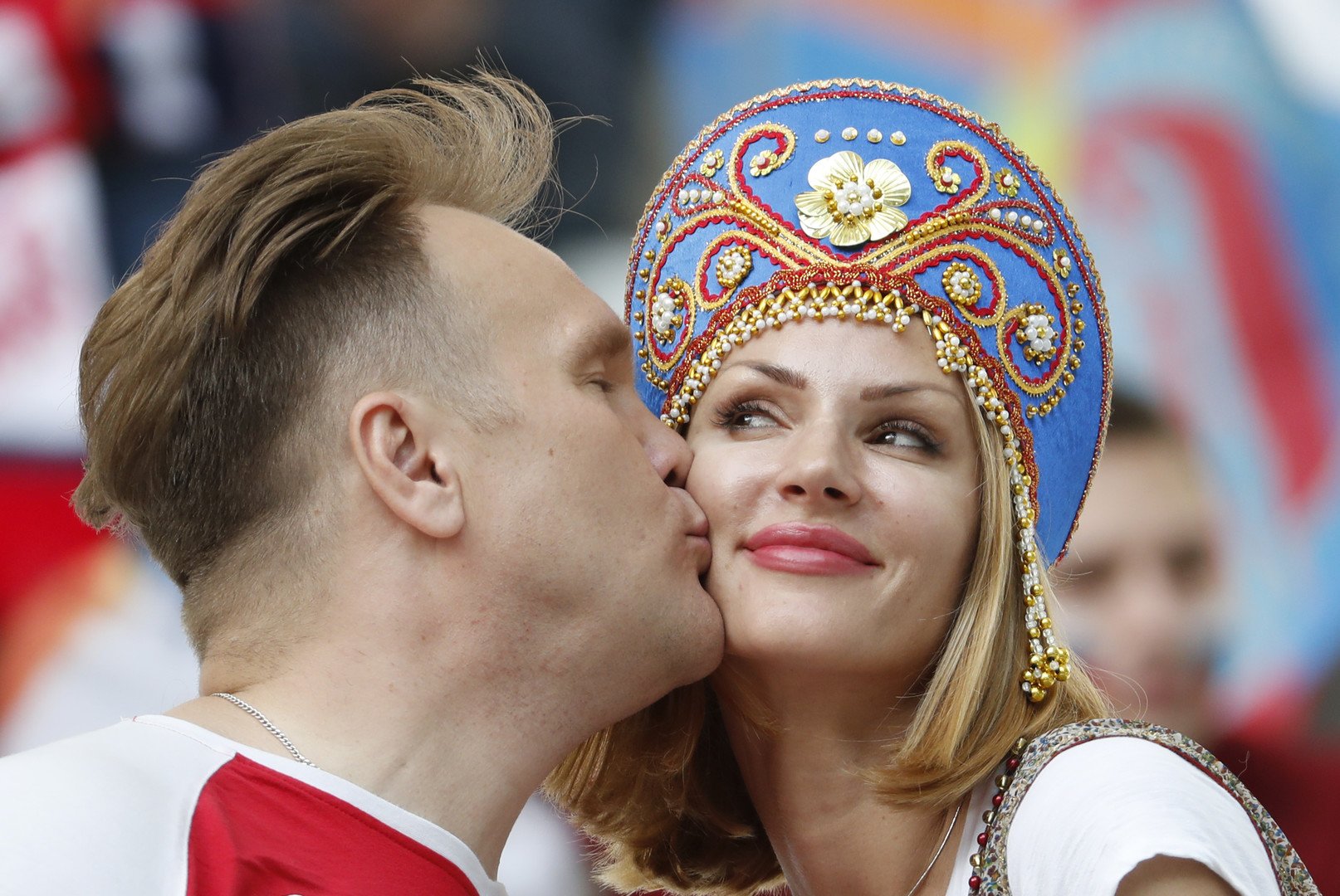 فتاة روسية بالزي الشعبي الروسي تخطف قلب أحد المشجعين