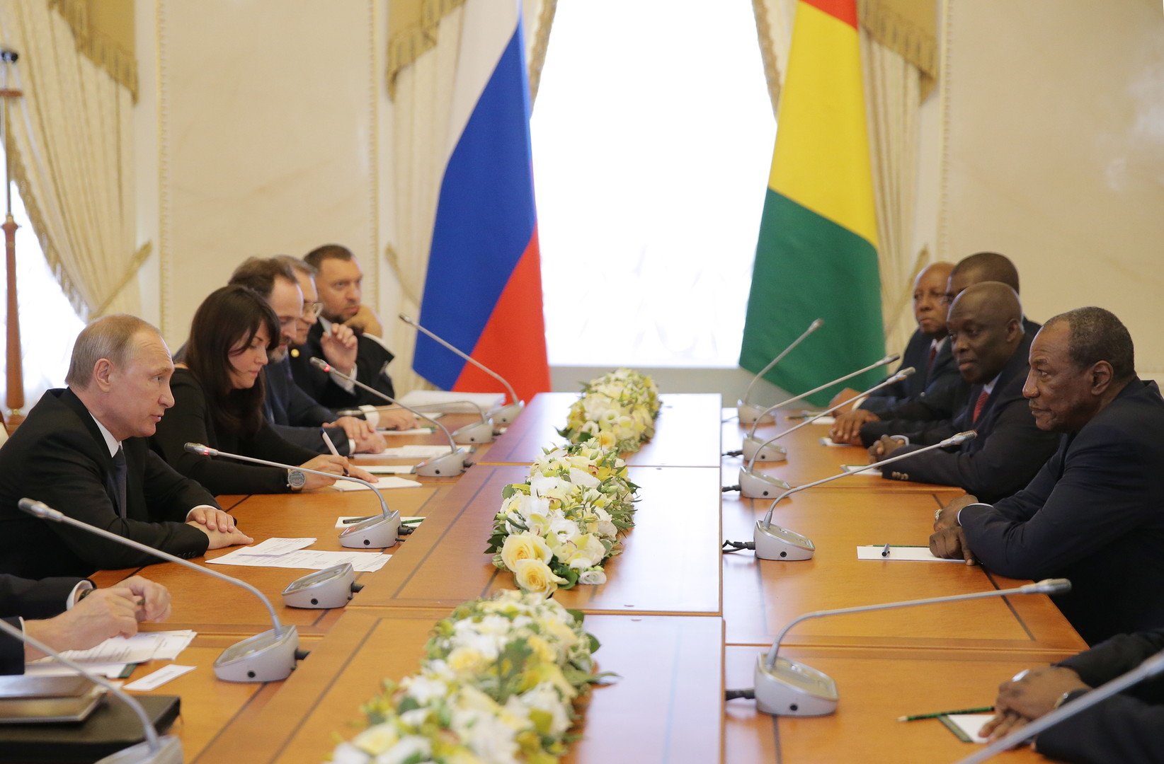 الرئيس الروسي فلاديمير بوتين ورئيس جمهورية غينيا ألفا كوندي يلتقيان على هامش منتدى بطرسبورغ