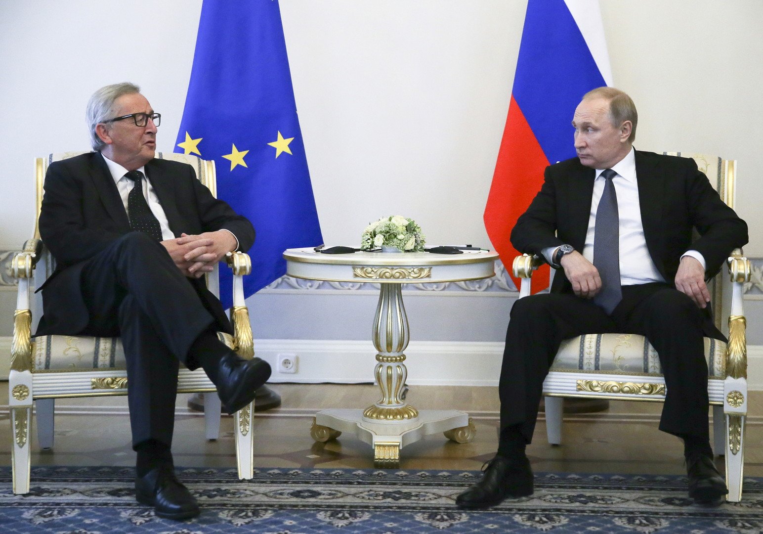 الرئيس الروسي فلاديمير بوتين ورئيس المفوضية الأوروبية جان كلود يونكر
