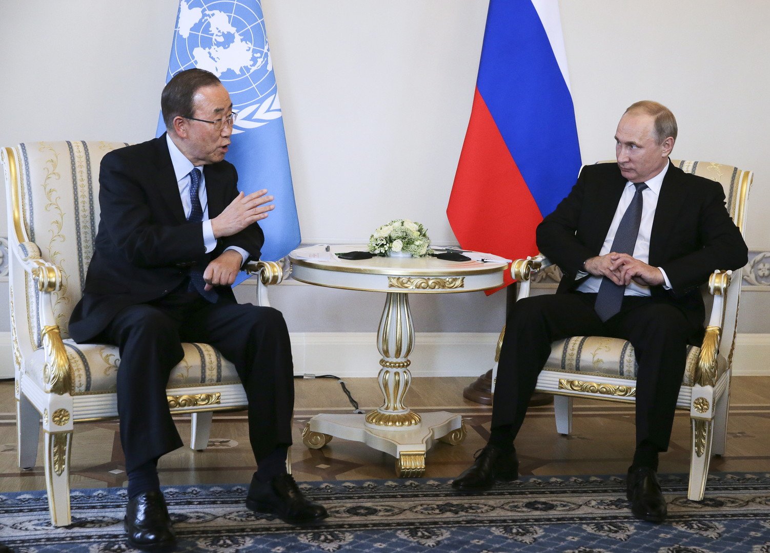 لقاء بين الرئيس الروسي فلاديمير بوتين والأمين العام للأمم المتحدة بان كي مون على هامش منتدى بطرسبورغ  