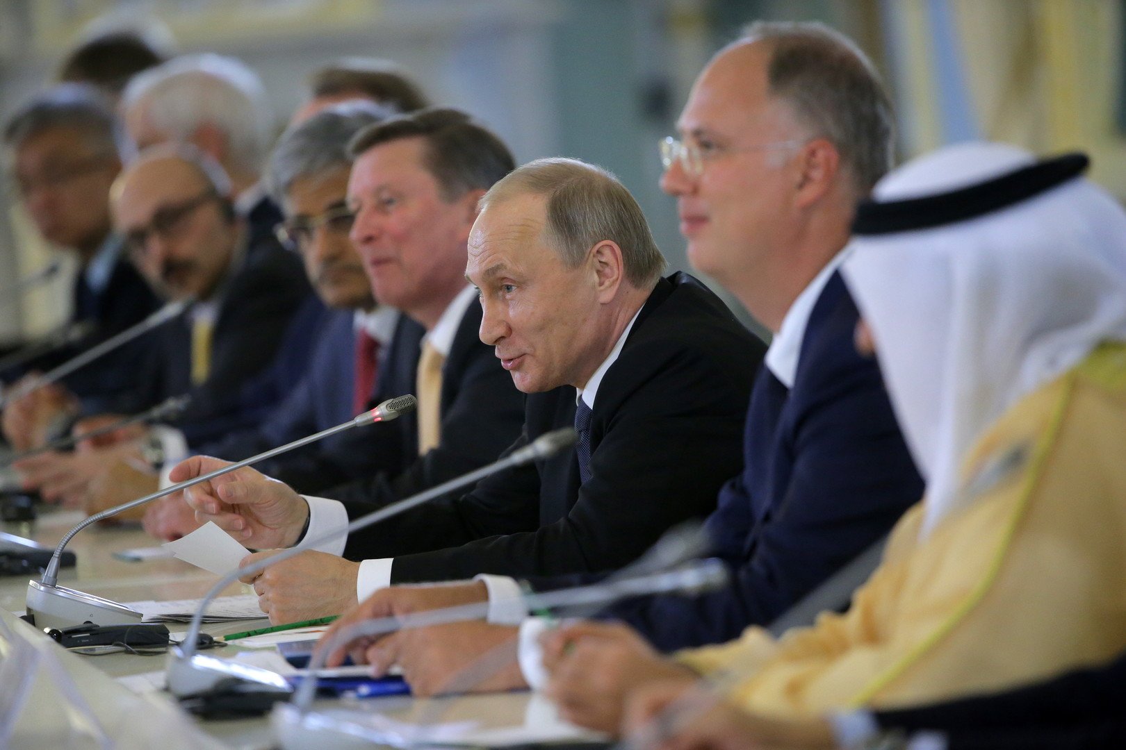 الرئيس الروسي فلاديمير بوتين خلال لقائه خبراء الصندوق الروسي للاستثمارات المباشرة وممثلي أوساط المستثمرين الدولية