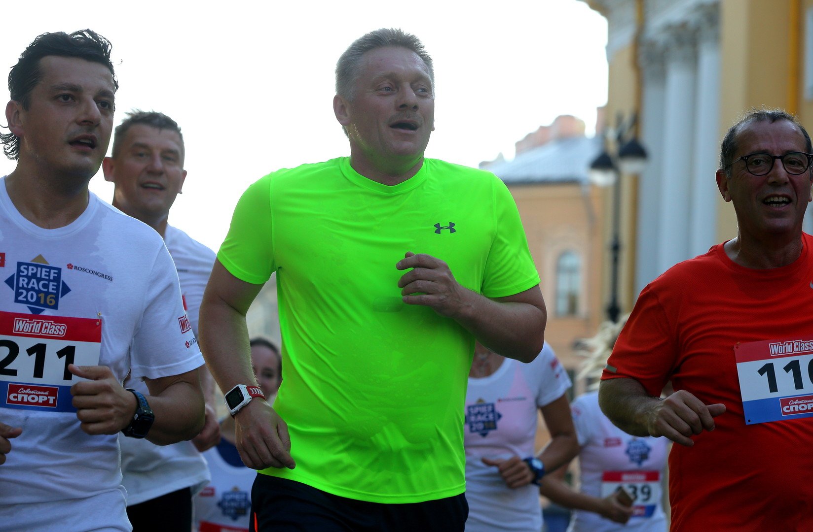 دميتري بيسكوف الناطق الصحفي باسم الرئيس الروسي يشارك في فعالية ركض على هامش منتدى بطرسبورغ  