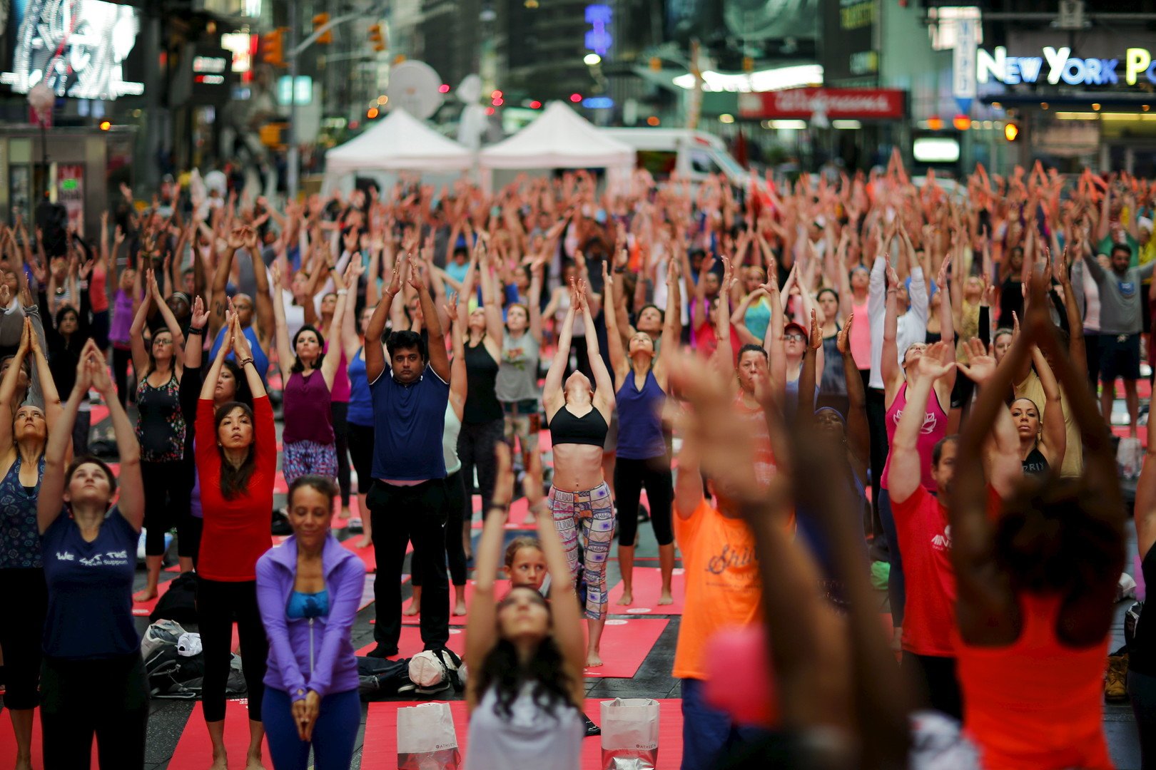 أشخاص يمارسون رياضة اليوغا في تايمز سكوير في نيويورك في يوم اليوغا العالمي