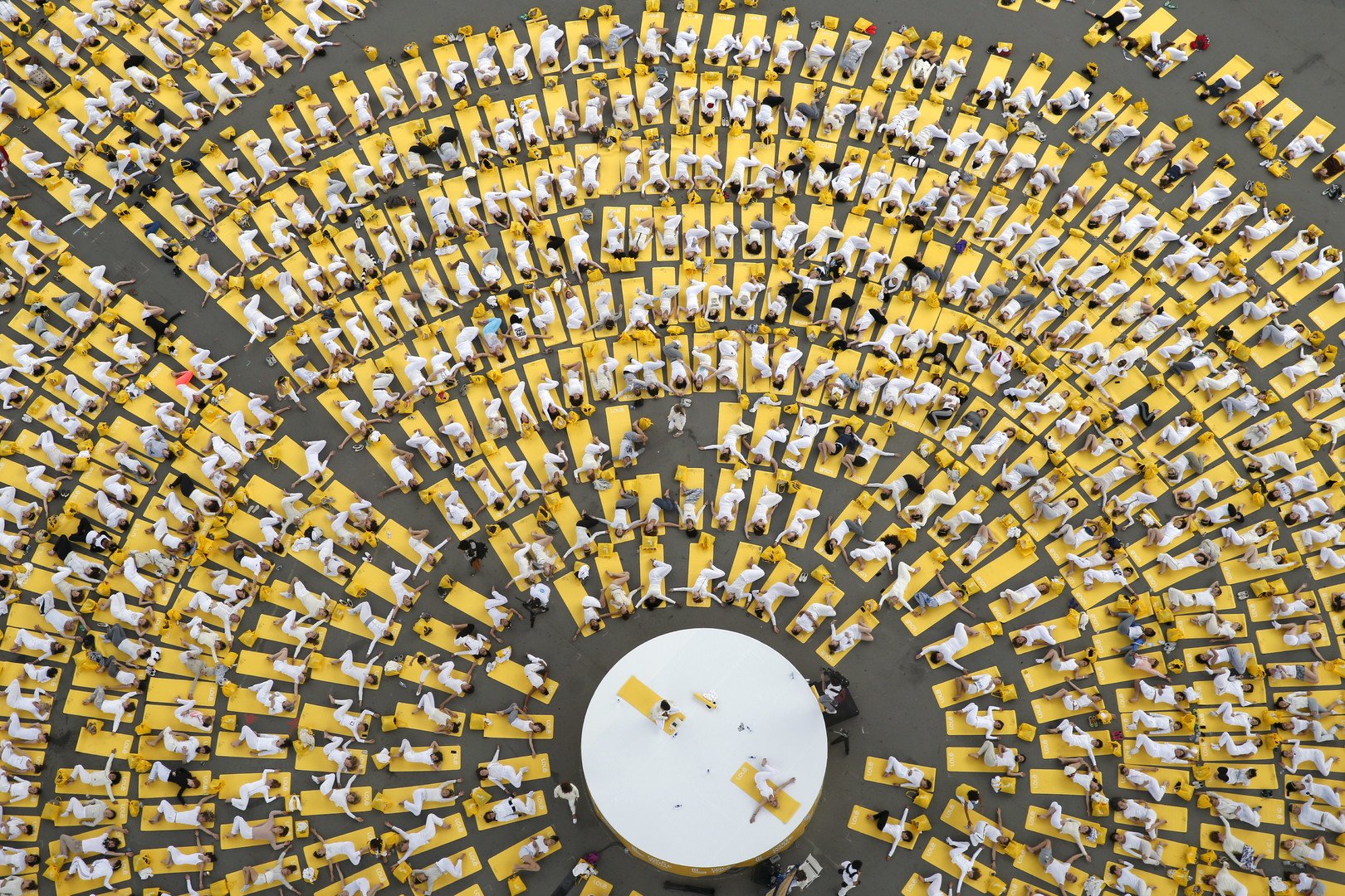 ممارسون لرياضة اليوغا يشاركون في فعاليات يوم اليوغا العالمي تحت برج إيفل في باريس