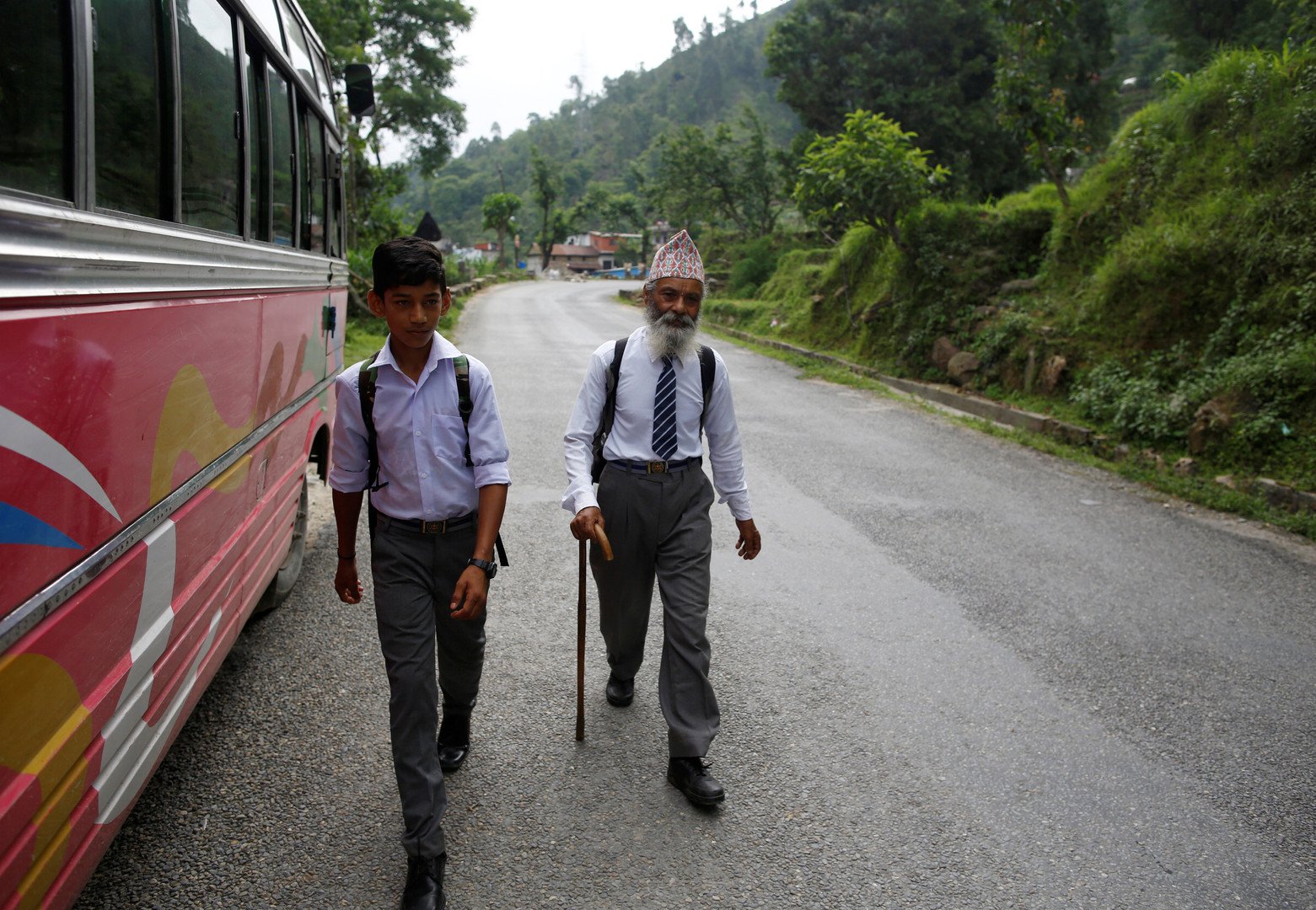 أكبر تلميذ في نيبال عمره 68 عاما