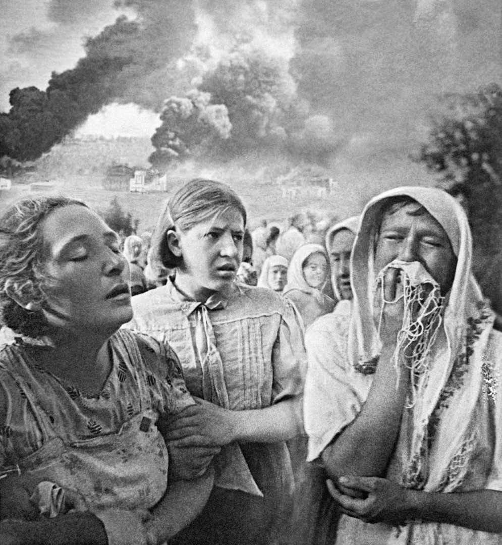 نساء أوكرانيات في كييف في 23 يونيو/حزيران عام1941