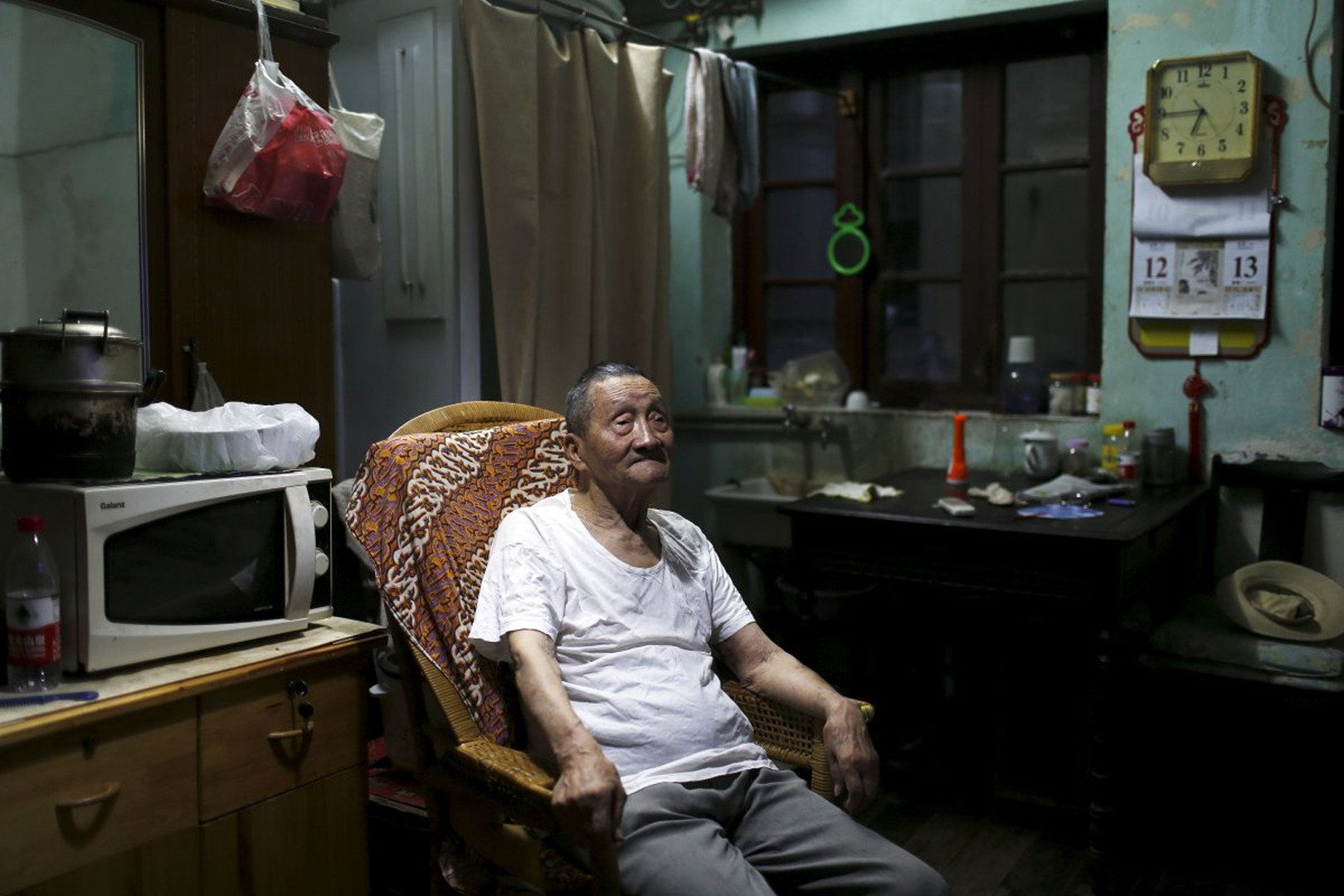 وانغ تشون ذو الـ90 عاما مع ابنه البالغ 60 عاما في شقة لا تتجاوز مساحتها الـ30 مترا في شنغهاي، الصين.