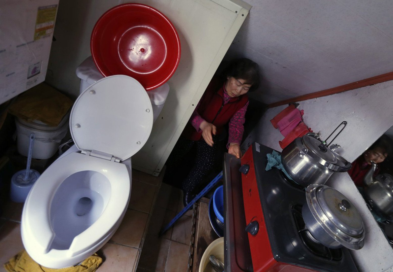 كانغ كيونغ سون (73 عاما) تعيش في شقة ضيقة بمساحة 20 قدما مربعا أي لا تتعدى الـ 10 أمتار مربعة، سيؤول، كوريا الجنوبية