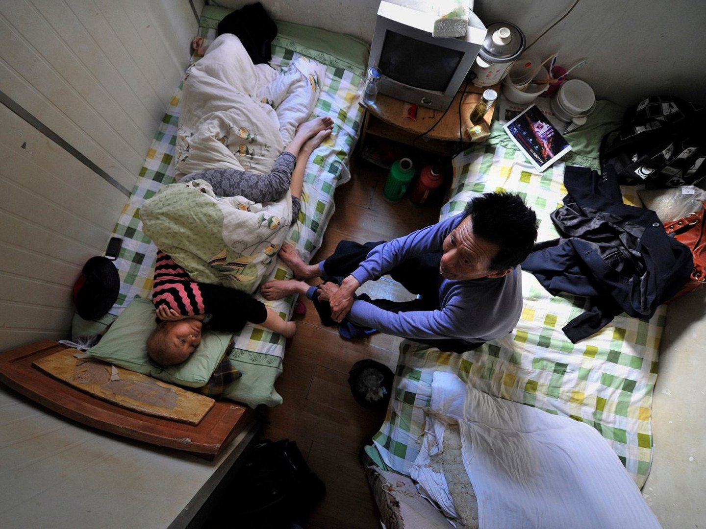  مرضى لا يستطيعون استئجار غرفة في المستشفى فيضطرون إلى استئجار غرف في مبنى سكني مجاور للمستشفى، الصين