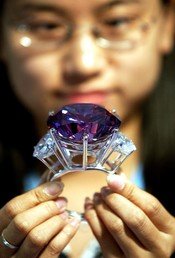 "البيانيت" يعتبر من أندر الأحجار الكريمة المعدنية، ويمكن استخدامه في العلاج بالبلور، ويصل سعر الغرام الواحد منه إلى 300 ألف دولار.