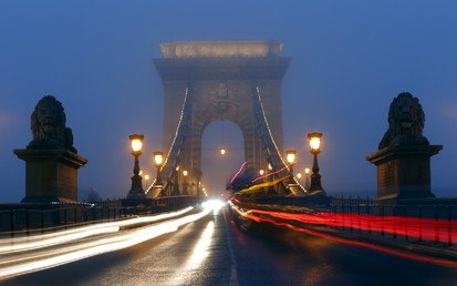 جسر في عاصمة هنغاريا بودابست وقد أخفاه الضباب عن الأعين