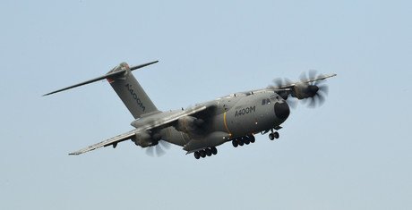 طائرة إيرباص A400M تحلق في سماء ألمانيا مشاركة في معرض برلين للطيران بشونفيلد، الصورة بتاريخ 31 مايو/أيار 2016.
