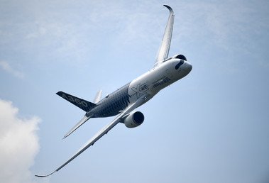 طائرة إيرباص A350 تحلق في سماء ألمانيا مشاركةً في معرض برلين للطيران بشونفيلد، الصورة بتاريخ 31 مايو/أيار 2016.