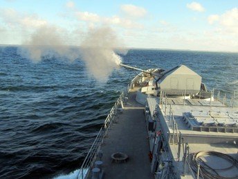اختبار مدافع فرقاطة "الأميرال إيسين"  في بحر البلطيق