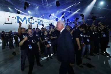 رئيس شركة "إيركوت" لصناعة الطائرات أليغ ديمتشينكو يحضر مراسم تقديم طائرة ركاب من طراز MS-21 في مصنع الشركة