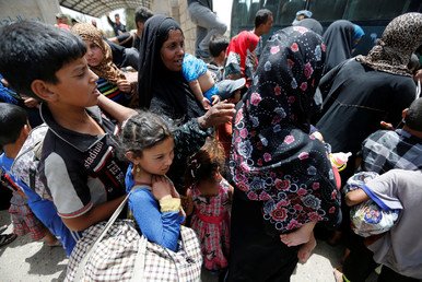 مدنيون يتجهون إلى منطقة آمنة في ضواحي الصقلاوية هربا من المعارك الجارية في المدينة