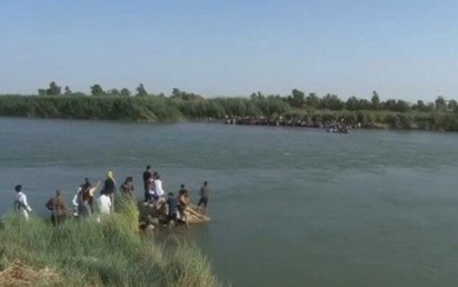 قال عراقيون فروا من الفلوجة  إن مسلحي "داعش" يستخدمون تقديم الطعام لتجنيد شباب المدينة التي يعاني أهلها من نقص المواد الغذائية