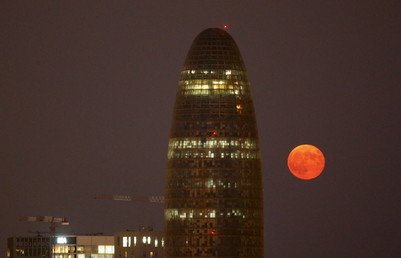 برج توري أغبار في برشلونة على خلفية البدر ليلةَ تِمّه