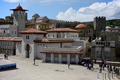 سياح يجولون في قلعة الرباط في اخالتسيخي والتي تعود إلى القرن السابع عشر