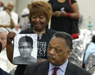 حضور صلاة الجنازة من قبل الناشط في مجال الحقوق المدنية  القس جيسي جاكسون 