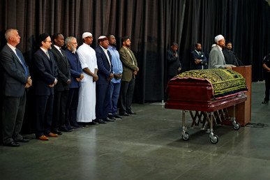 بدء مراسم التأبين بصلاة الغائب في حضور حشد من محبي الملاكم الراحل