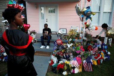 تجمع آلاف المحبين والأشخاص لتوديع البطل الأسطورة  10 يونيو/حزيران