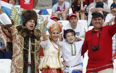  عائلة أحد المشجعين الروس قبل بداية المباراة بين روسيا وإنجلترا، 11 يونيو/حزيران 2016