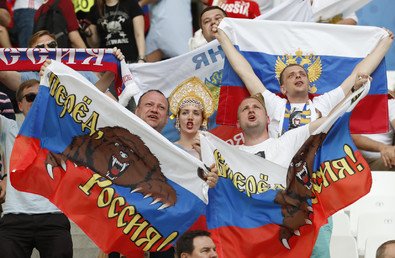  مجموعة من المشجعين قبل بداية المباراة بين روسيا وإنجلترا، 11 يونيو/حزيران 2016