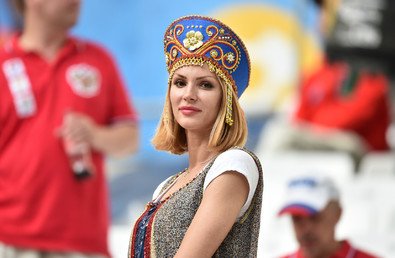  مشجعة روسية قبل بداية المباراة بين روسيا وإنجلترا، 11 يونيو/حزيران 2016