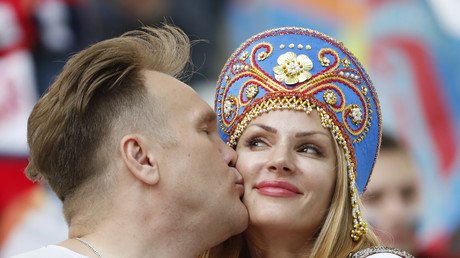 فتاة روسية بالزي الشعبي الروسي تخطف قلب أحد المشجعين