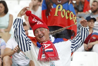 ‎أحد المشجعين الروس قبل بداية المباراة بين روسيا وإنجلترا، 11 يونيو/حزيران 2016