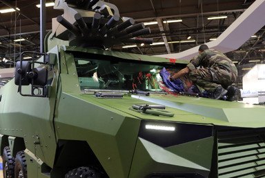 عامل يمسح بقعا من صباغ ألقاه محتجون على آلية عسكرية