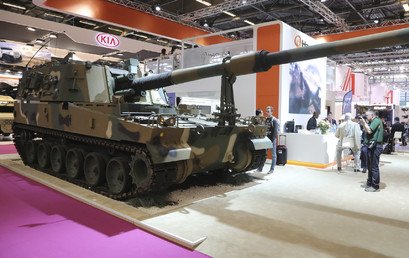 زوار المعرض ينظرون إلى معدات عسكرية في معرض الأسلحة الدولي في باريس