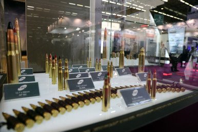رصاصات متنوعة في صندوق العرض في معرض الأسلحة الدولي في باريس