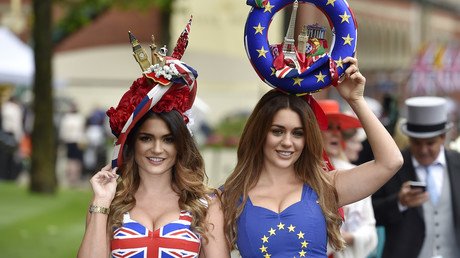 فتاتان جاءتا لحضور المهرجان تعرضان أزياءهما التي ترمز إلى الاستفتاء بشأن عضوية بريطانيا في الاتحاد الاوربي