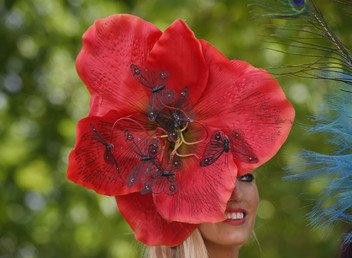 يوم السيدات في سباق الخيل الملكي في مدينة أسكوت