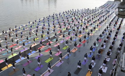 عسكريون من القوات المسلحة الهندية يمارسون رياضة اليوغا في يوم اليوغا العالمي