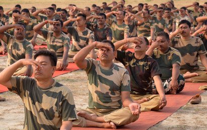 عسكريون من قوة أمن الحدود الهندية يمارسون رياضة اليوغا في يوم اليوغا العالمي