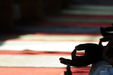 متحمسون لرياضة اليوغا من سيلان يمارسونها  في يوم اليوغا العالمي الأول في عام 2015