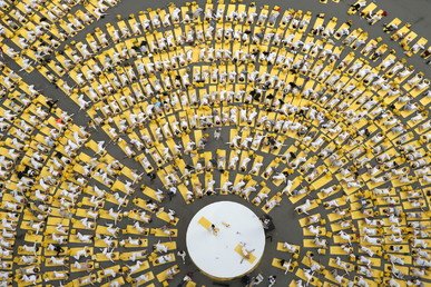 ممارسون لرياضة اليوغا يشاركون في فعاليات يوم اليوغا العالمي تحت برج إيفل في باريس