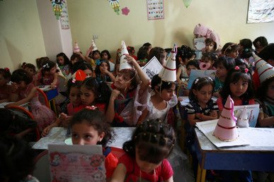 فتيات يحتفلن بنهاية العام الدراسي في مدرسة في دوما المحاصرة