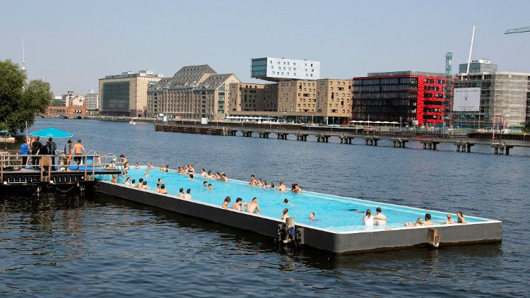 شرطة ألمانيا تحقق في حوادث تحرش بحمامات سباحة