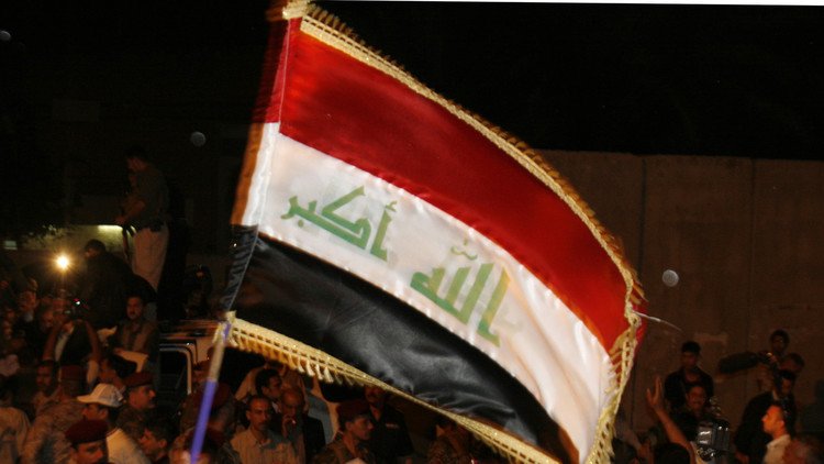 مجهولون يرفعون العلم العراقي وسط الموصل 